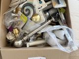 une boîte en carton remplie d'objets hétéroclites sur le sol