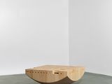 un saladier en bois posé sur une table dans une pièce