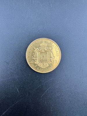 une pièce d'or posée sur une surface noire