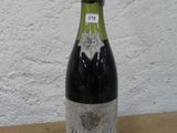 une bouteille de vin posée sur une table
