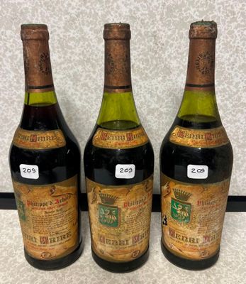 trois bouteilles de vin posées les unes à côté des autres sur un plan de travail