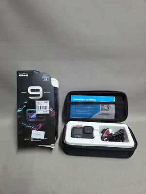 une boîte contenant une manette de jeu, à côté d'une autre boîte contenant une manette de jeu