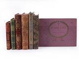 plusieurs vieux livres sont empilés sur une surface blanche