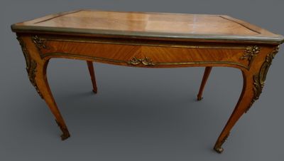 "Bureau plat en placage de bois de rose à plateau mouvementé…