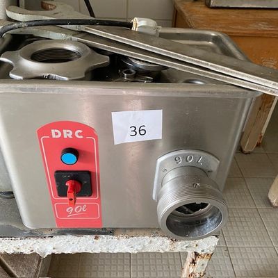 une machine posée sur une table dans la cuisine