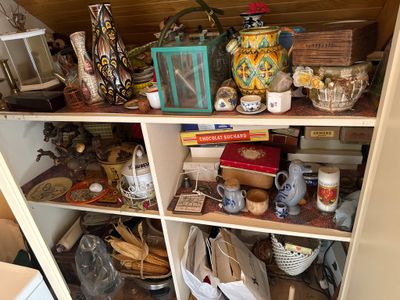 une étagère contenant de nombreux objets dans une pièce