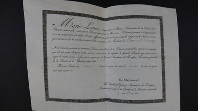 un livre ouvert, bordé d'un liseré noir, sur fond noir