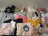 un tas de vêtements et d'autres objets posés sur une table