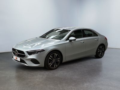 La Mercedes CLA est garée dans une grande pièce