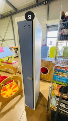 plusieurs salles de jeux et aires de jeux pour enfants dans un grand bâtiment