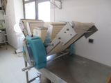 une machine posée sur une table dans une pièce