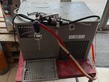 une machine posée sur une chaise dans une pièce