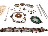plusieurs types de bijoux différents sur une surface blanche