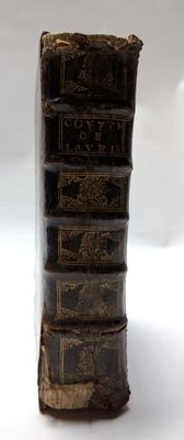 livres empilés sur une surface blanche