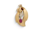 une image représentant une broche en or sertie d'un rubis