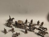 tout un tas de petits soldats en plastique posés sur la table