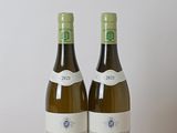 deux bouteilles de vin blanc posées sur une table en bois