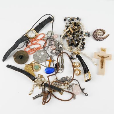 beaucoup de bijoux sur une surface blanche