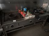 une cuisinière sur laquelle sont posées des casseroles et des poêles, dans une cuisine