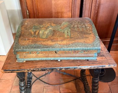 une petite table sur laquelle est posé un livre