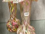 deux vases posés sur une table en verre