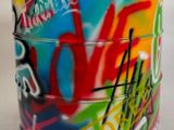 un gros plan sur un conteneur recouvert de graffitis