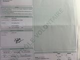 une pile de papiers posée sur une table
