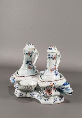 une paire de vases en porcelaine ornés de motifs floraux bleus et blancs