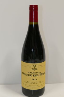une image représentant une bouteille de vin rouge posée sur une table