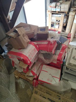 une pile de cartons posée sur une autre pile de cartons