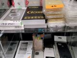 une vitrine remplie de téléphones portables dans un magasin