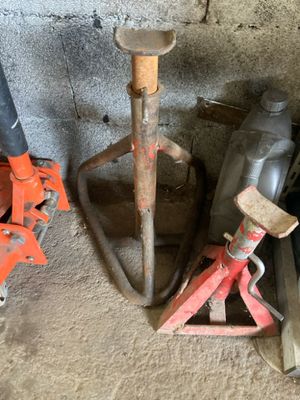 une pile d'outils posés sur le sol
