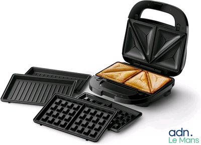 une image représentant un appareil à sandwichs contenant quatre tranches de pain