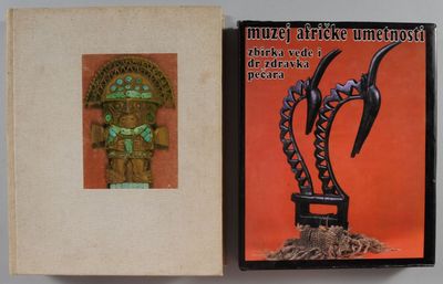 une photo d'un livre sur laquelle figure une statue