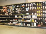 de nombreuses bouteilles de bière accrochées au mur du magasin