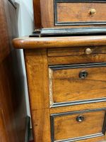 Bureau formant vitrine en placage de noyer mouluré et bois n… (photo 6)