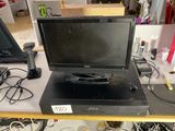 un ordinateur portable posé sur un bureau à côté d'un moniteur