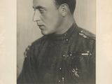 une vieille photo en noir et blanc d'un homme en uniforme militaire