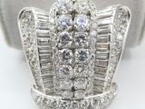 une photo d'une bague en or blanc sertie de diamants et de pierres taillées en baguette