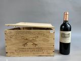 une vieille caisse en bois avec une bouteille de vin posée à côté