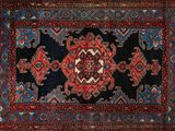 tapis persan ancien à motifs bleus et rouges