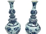deux vases bleus et blancs placés l'un à côté de l'autre