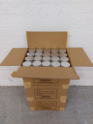 une boîte en carton remplie de boîtes de conserve posée par terre