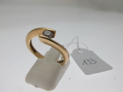 l'image d'une bague en or ornée d'un diamant