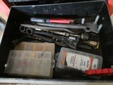 une boîte à outils avec des outils posés sur une table