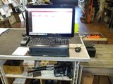 un ordinateur portable posé sur une table en bois