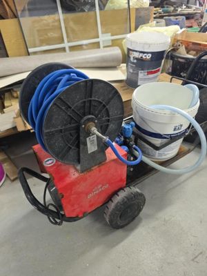 une photo d'une machine posée sur une palette