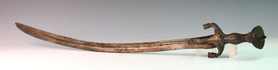 un petit objet en bronze muni d'une longue lame