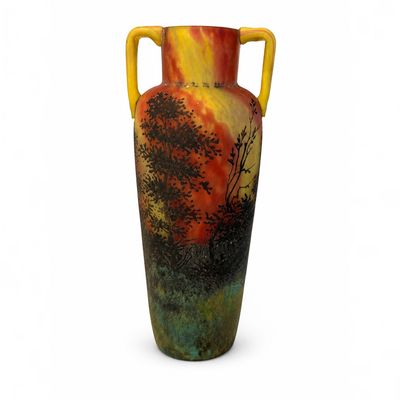 un vase avec une peinture sur une surface blanche