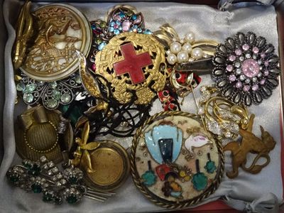 une boîte remplie de bijoux assortis sur une table